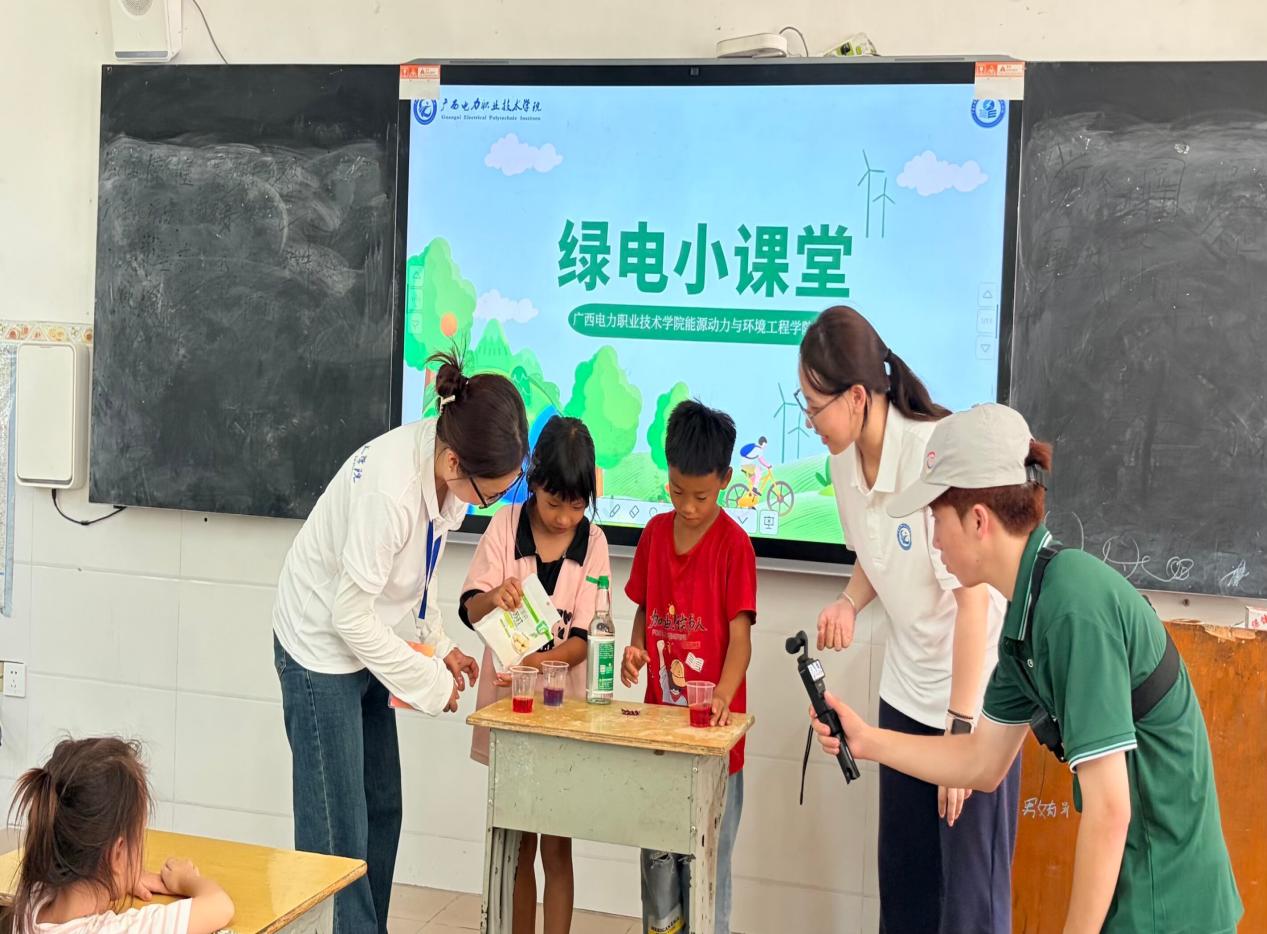 图9：小朋友在实践团队员带领下进行水质检测实验.jpg