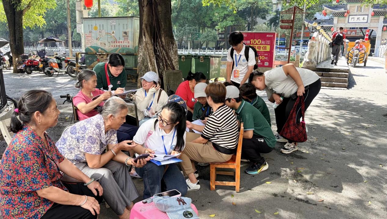 图13：实践团成员在村头巷尾开展问卷调查.jpg