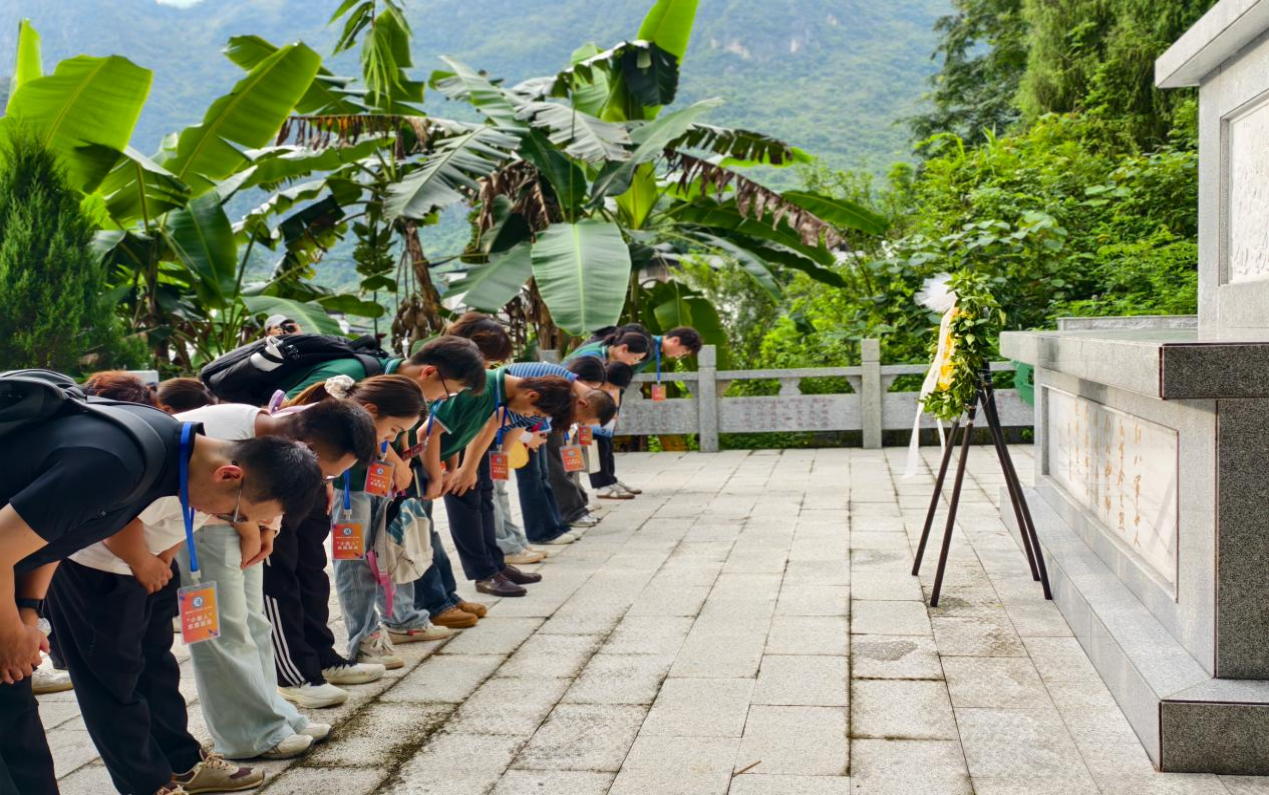 图3：实践团在红八军彩架纪念碑前碑鞠躬致哀，敬献花篮，缅怀革命先烈。.png