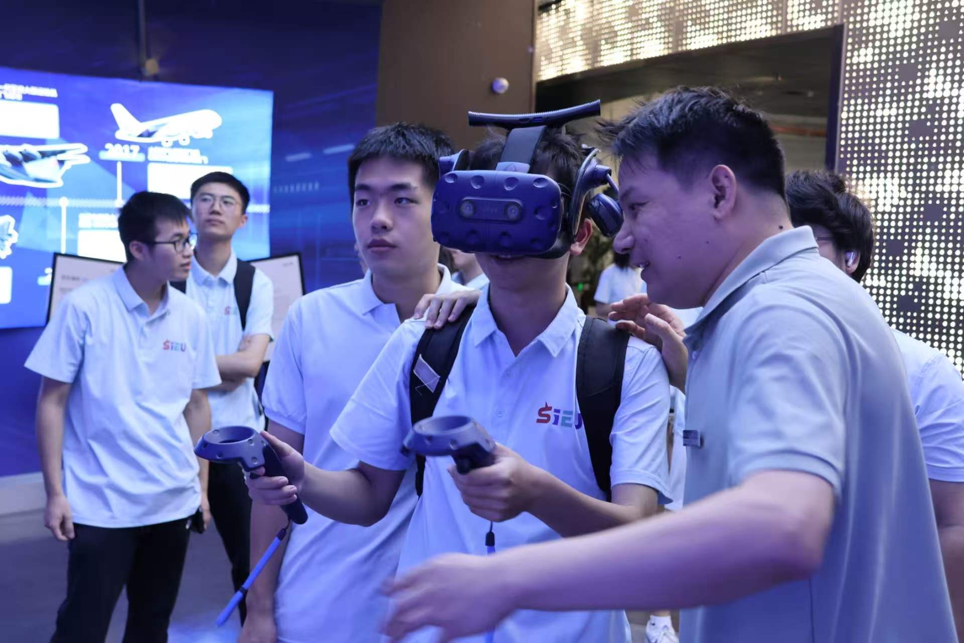 实践团在浙江杭州机器人小镇体验 VR 远程控制无人机.jpg 实践团在浙江杭州机器人小镇体验 VR 远程控制无人机.jpg