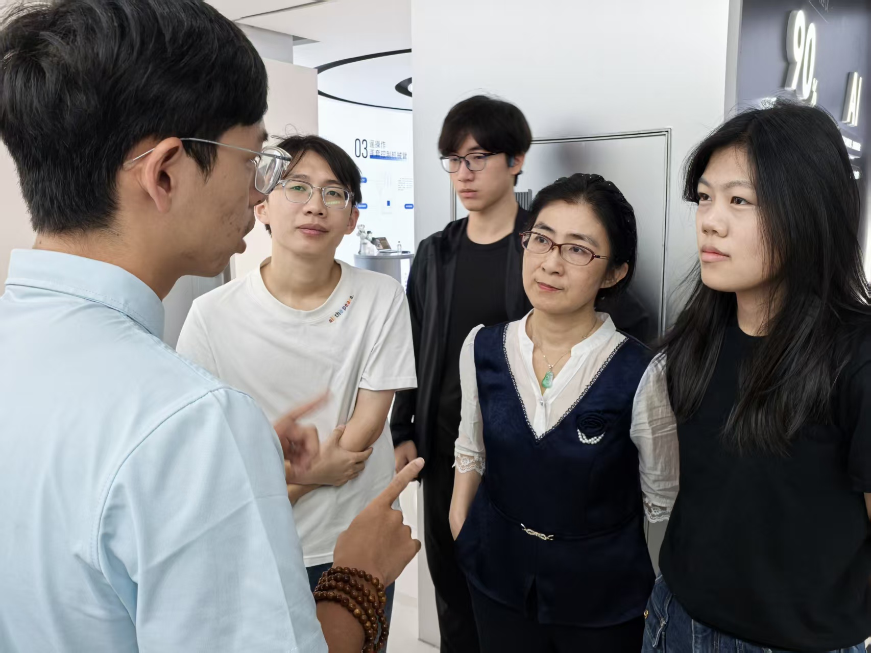 实践团在浙江杭州强脑科技和老师们交谈学习创业经验.jpg 实践团在浙江杭州强脑科技和老师们交谈学习创业经验.jpg