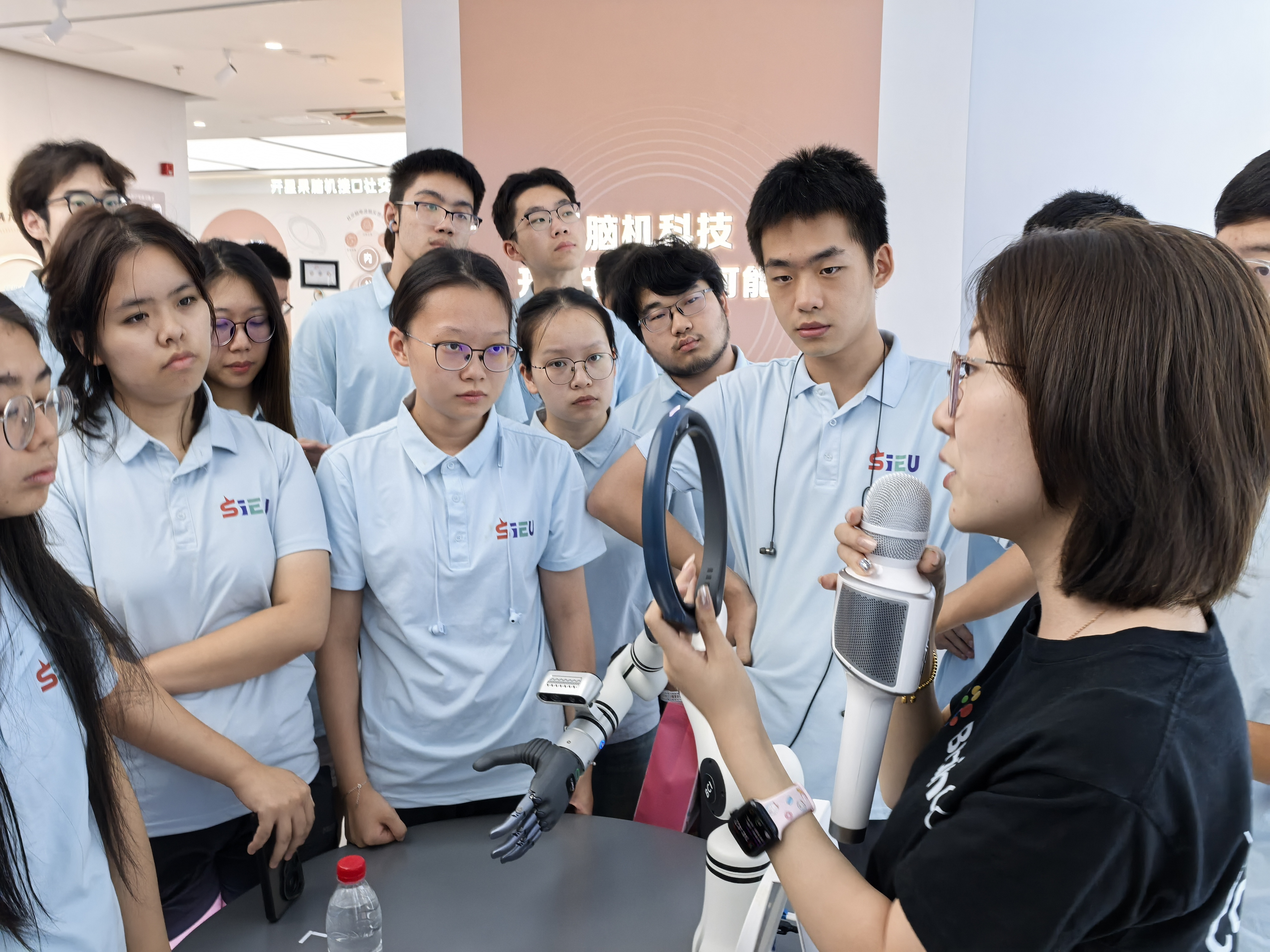 实践团在浙江杭州强脑学习脑信号采集原理.jpg 实践团在浙江杭州强脑学习脑信号采集原理.jpg