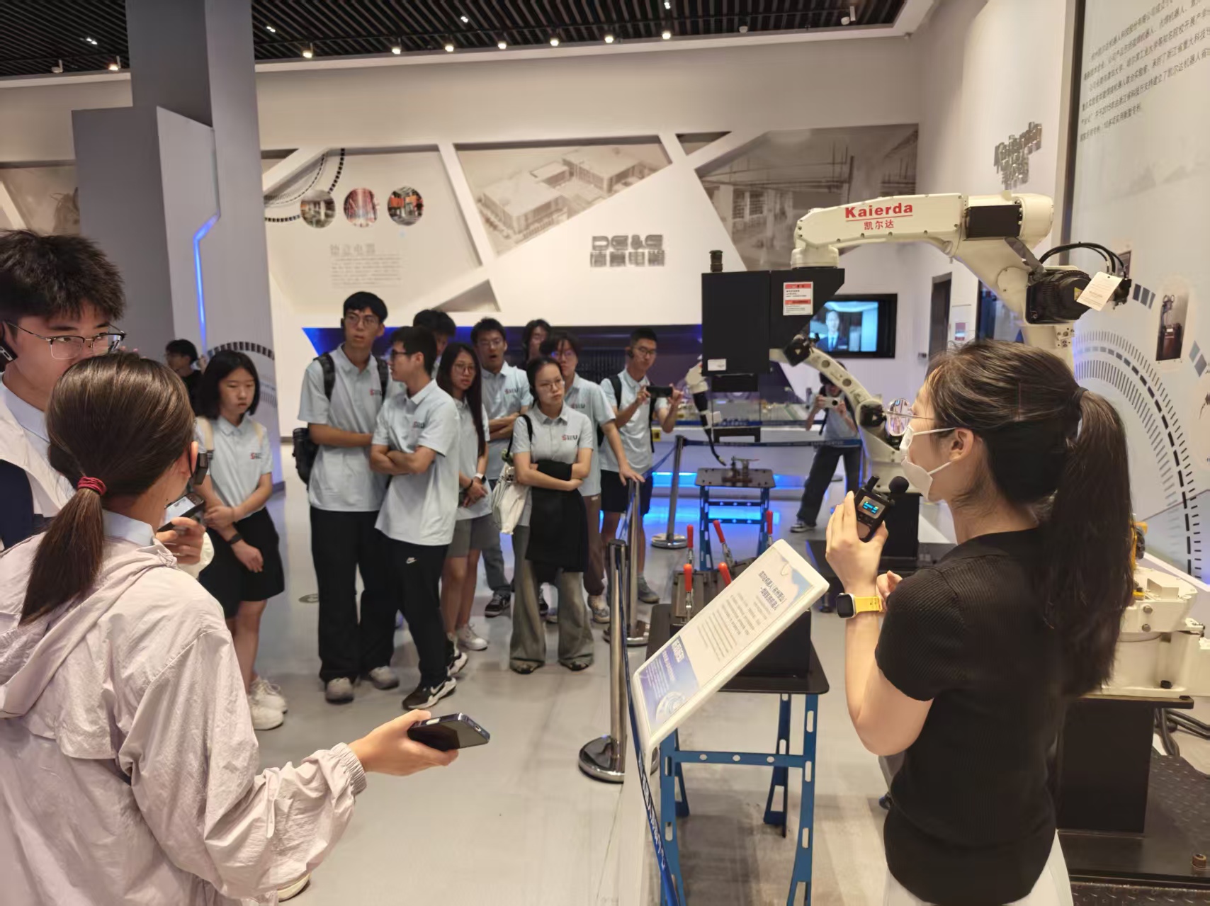实践团在浙江杭州萧山机器人博览中心参观学习.jpg 实践团在浙江杭州萧山机器人博览中心参观学习.jpg
