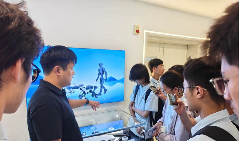 实践团在浙江杭州云深处科技股份有限公司参观了解电机技术.jpg 实践团在浙江杭州云深处科技股份有限公司参观了解电机技术.jpg
