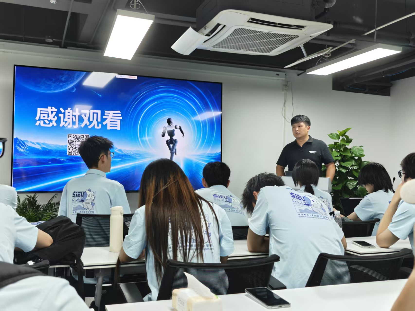 实践团在浙江杭州云深处科技股份有限公司了解四足机器人落地情况.jpg 实践团在浙江杭州云深处科技股份有限公司了解四足机器人落地情况.jpg
